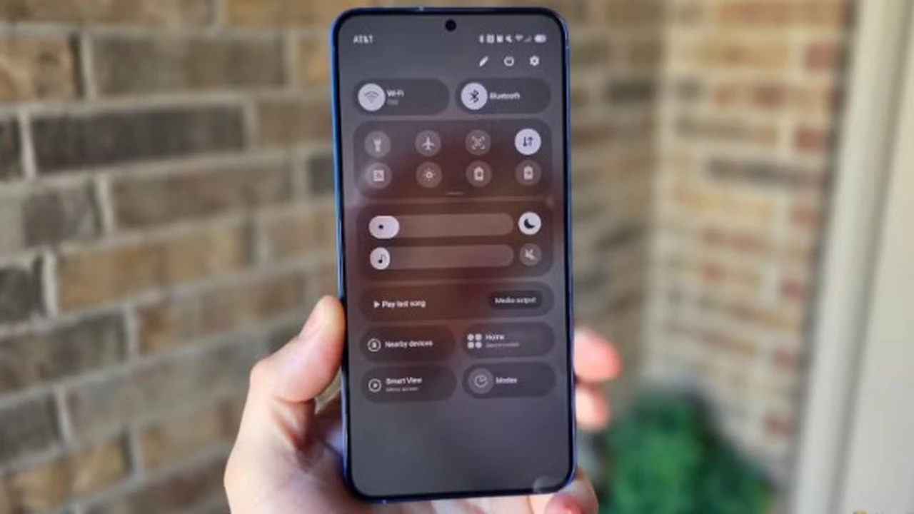 لماذا لا يزال الهاتف الذكي يتربع على عرش التكنولوجيا رغم التوقعات البديلة؟